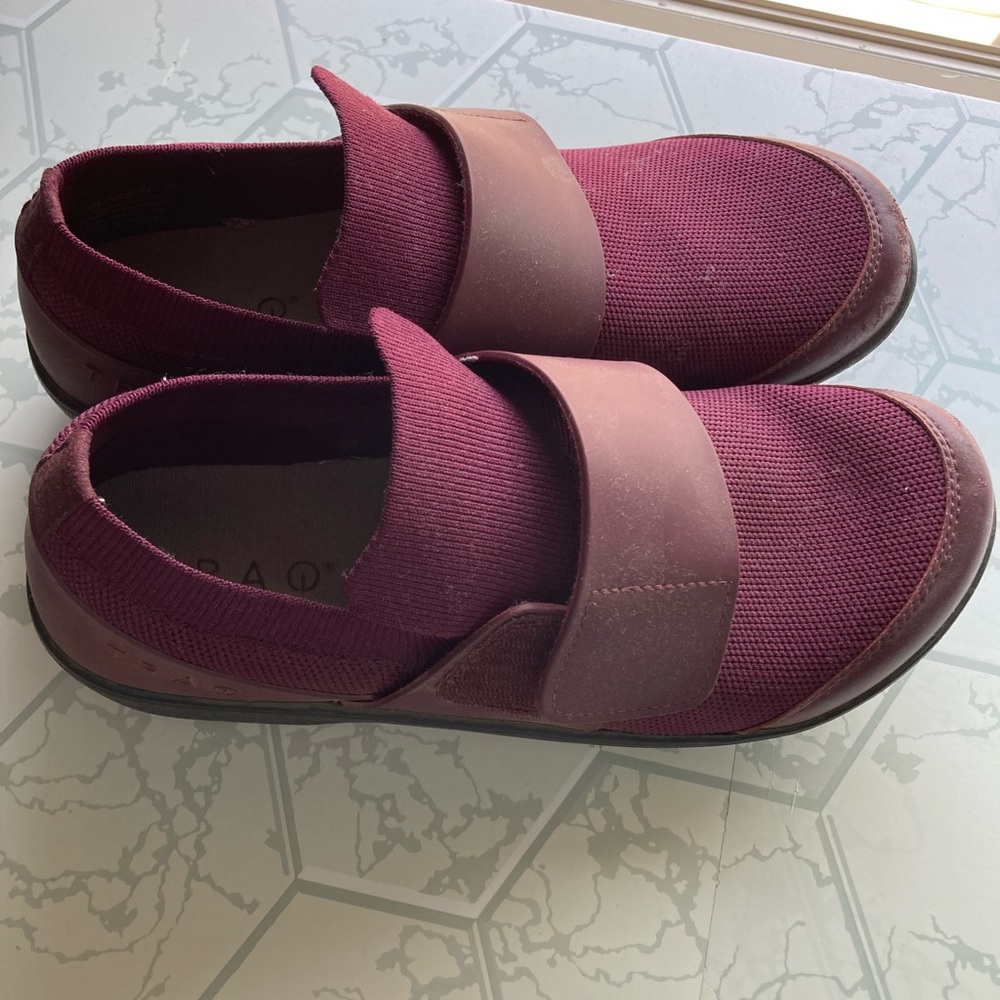 TRAQ by Alegria Women's Qwik Smart Walking Shoe magenta burgundy color size 39